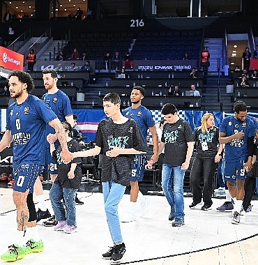 one-team-katilimcilari-anadolu-efes-partizan-karsilasmasinda-parkeye-cikti.jpg