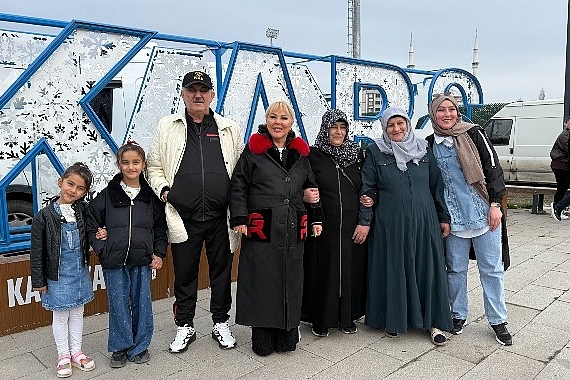 safiye-soyman-ve-faik-ozturke-karsta-yogun-ilgi.jpg