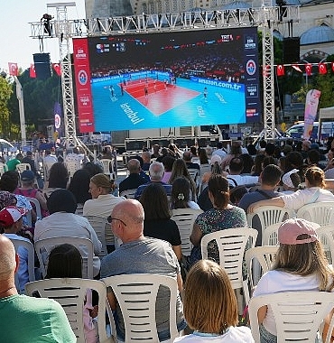 maltepeliler-filenin-sultanlarini-dev-ekranda-izlediler.jpg