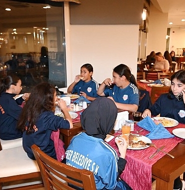 Başkan Topaloğlu’ndan voleybolculara motivasyon yemeği