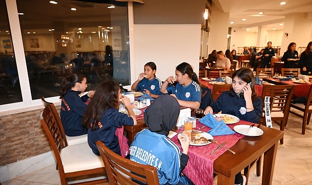Başkan Topaloğlu’ndan voleybolculara motivasyon yemeği