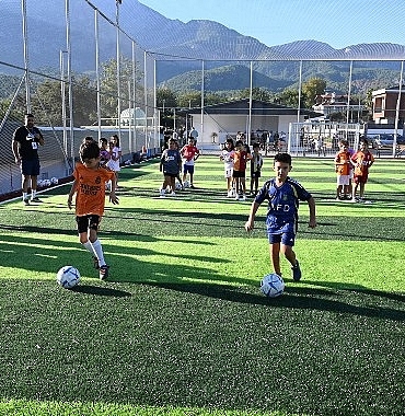 Tekirova’ya yeni halı saha kazandırıldı